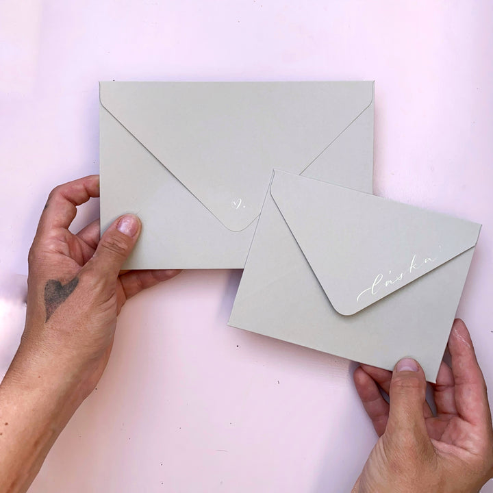 Obálka A6/B6 – Holubí šeď| Ručně vyráběná s možností nadepsání Ely