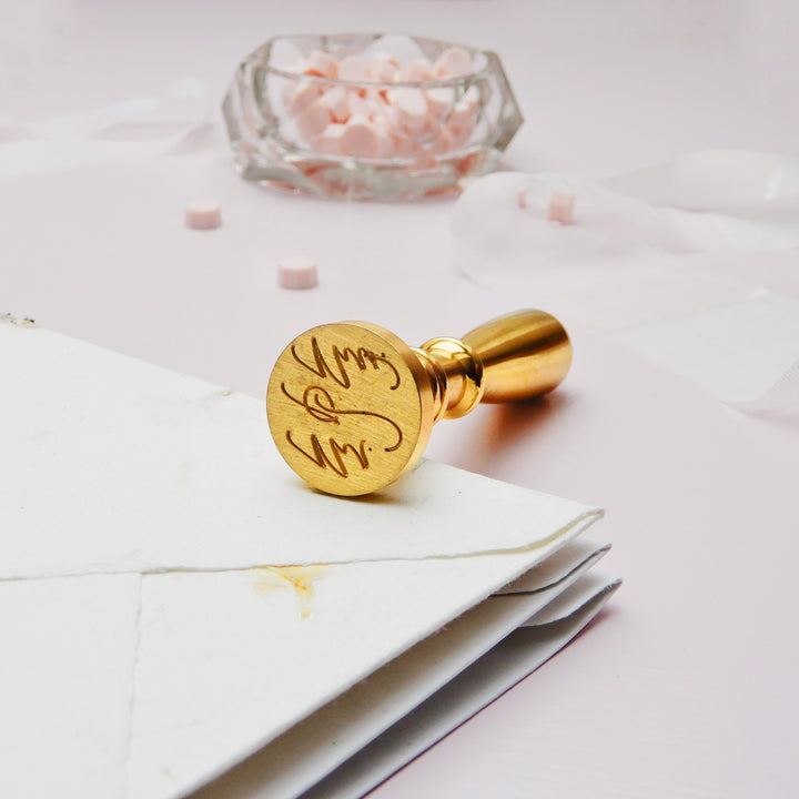 Mosazné pečetidlo – Mr. & Mrs. | průměr 25 mm Krasopiska