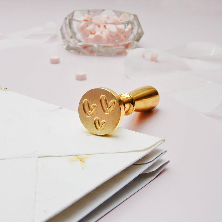 Mosazné pečetidlo – 3 srdíčka obrys | průměr 25 mm Krasopiska