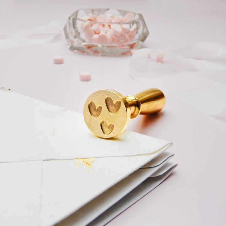 Mosazné pečetidlo – 3 srdíčka plné | průměr 25 mm Krasopiska