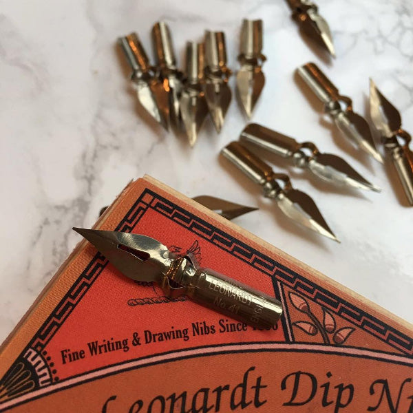 Kaligrafické perko – Leonardt Hiro 41 „Crown“ Manuscript