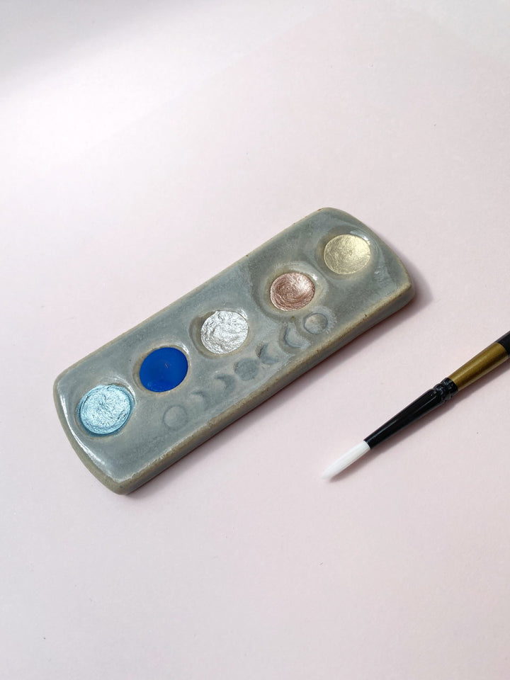 Keramická paletka – Fáze měsíce | naplněná barvami Aurora Krasopiska