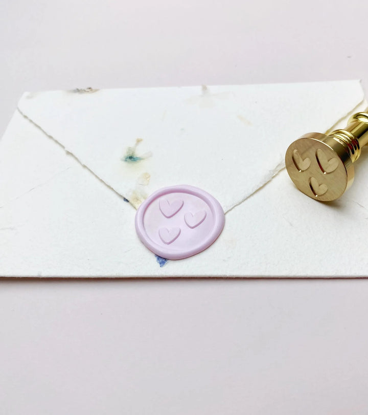 Mosazné pečetidlo – 3 srdíčka plné | průměr 25 mm Krasopiska