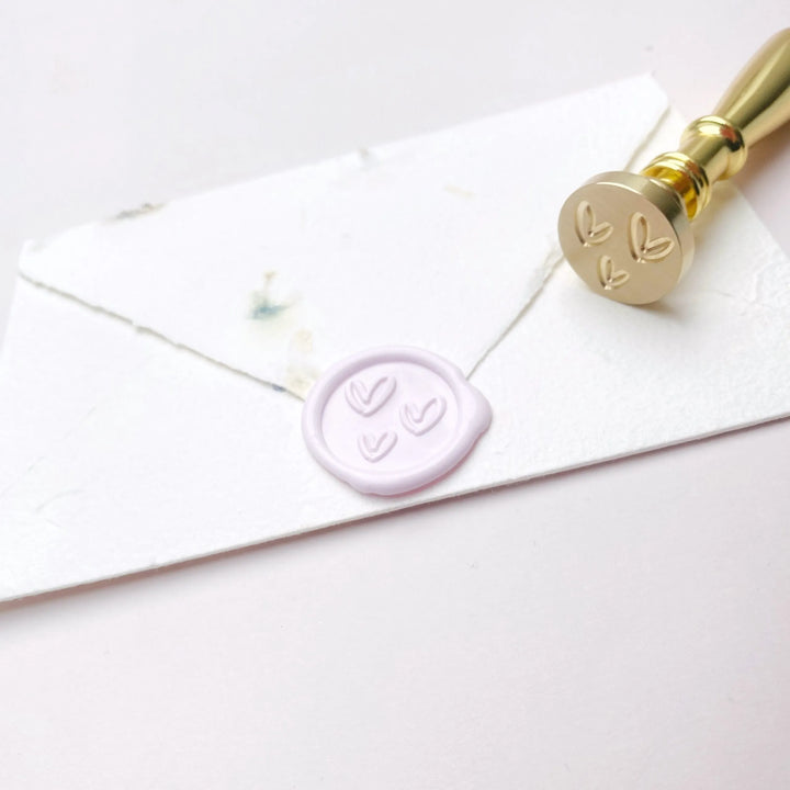 Mosazné pečetidlo – 3 srdíčka obrys | průměr 25 mm Krasopiska