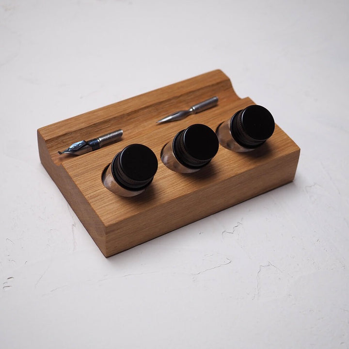 Stojánek na inkoust a odkládátko – dřevěný, Chytrolín III. Vojta Maděrič