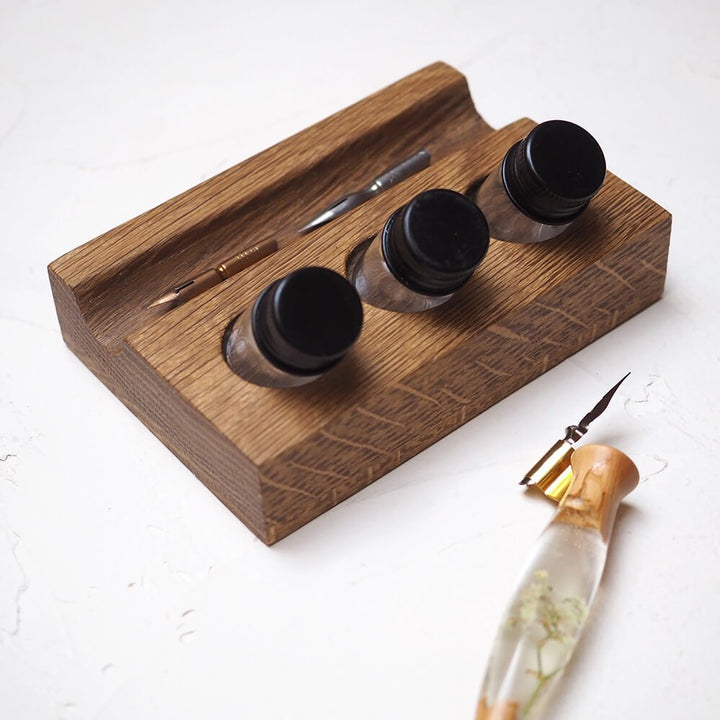 Stojánek na inkoust a odkládátko – dřevěný, Chytrolín III. Vojta Maděrič