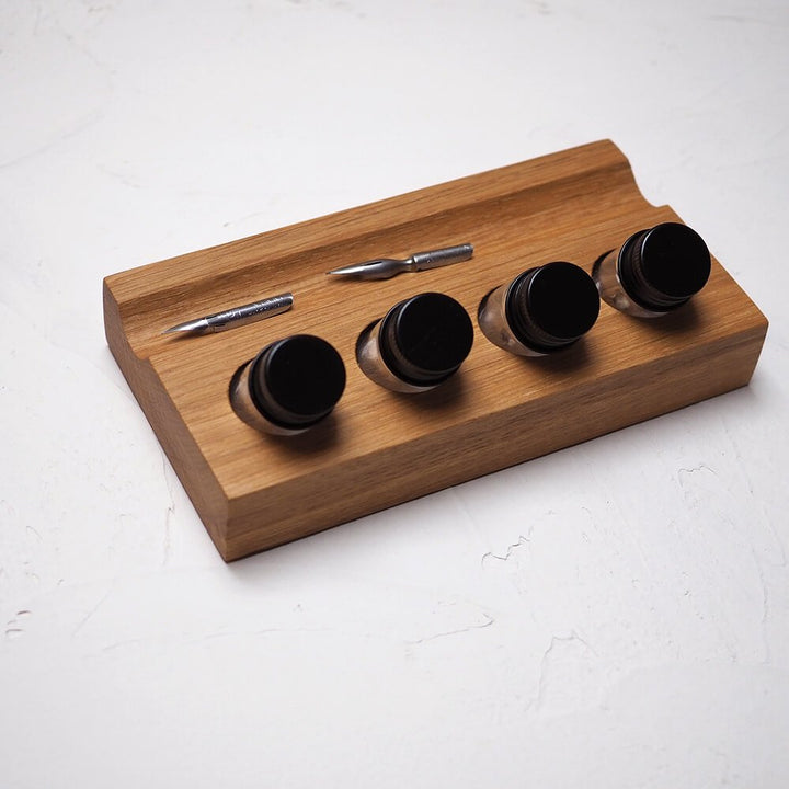 Stojánek na inkoust a odkládátko – dřevěný, Chytrolín IV. Vojta Maděrič