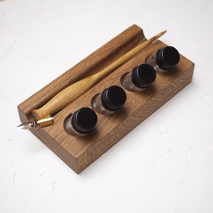 Stojánek na inkoust a odkládátko – dřevěný, Chytrolín IV. Vojta Maděrič