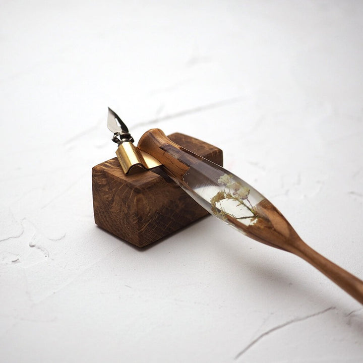 Opěrátko na pero a štětec – dřevěné Vojta Maděrič