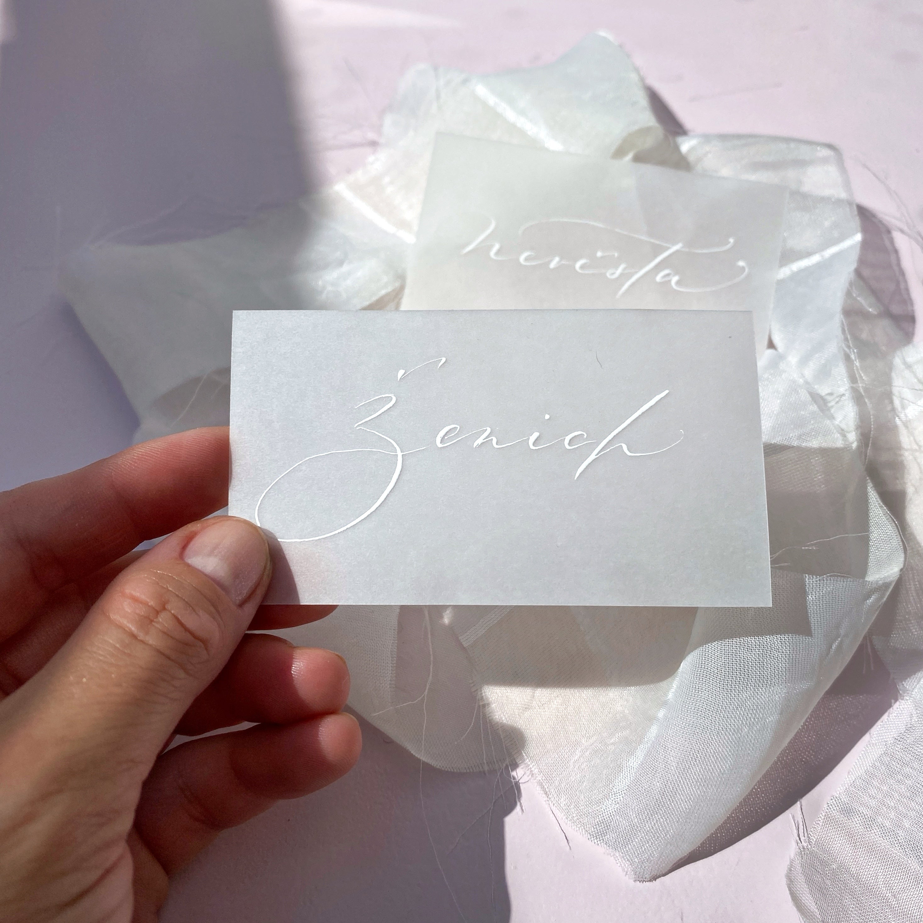 Jmenovky na stůl – poloprůhledný papír, 325 g/m² | styl kartička a stříška Arjowiggins Creative Papers