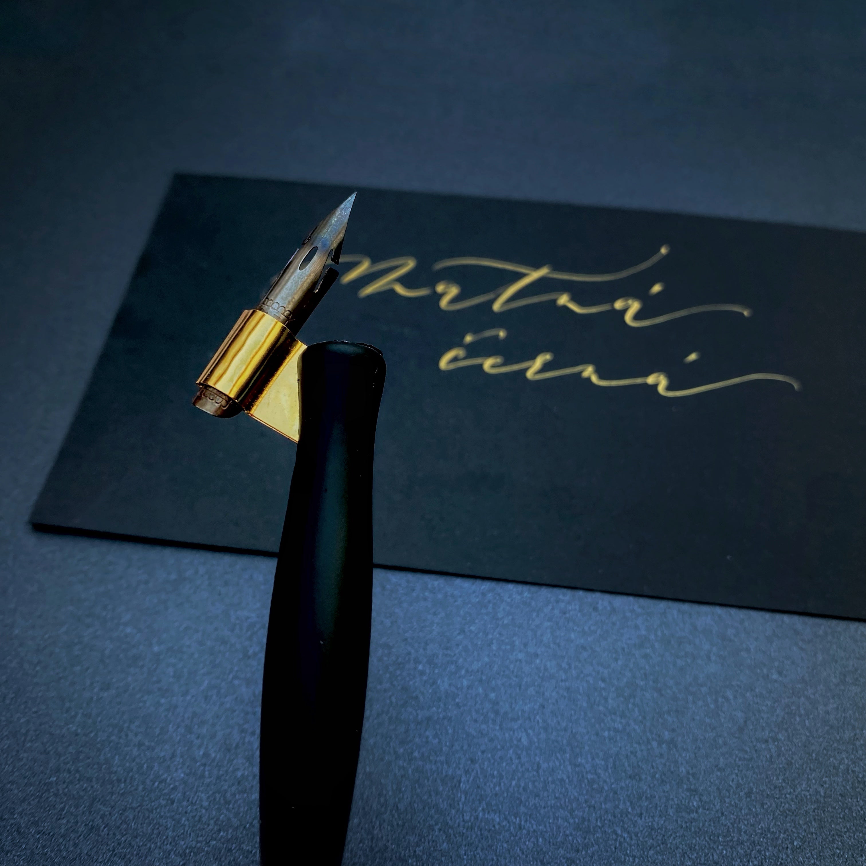 Kaligrafická násadka Oblique, matná černá - plastová Ely