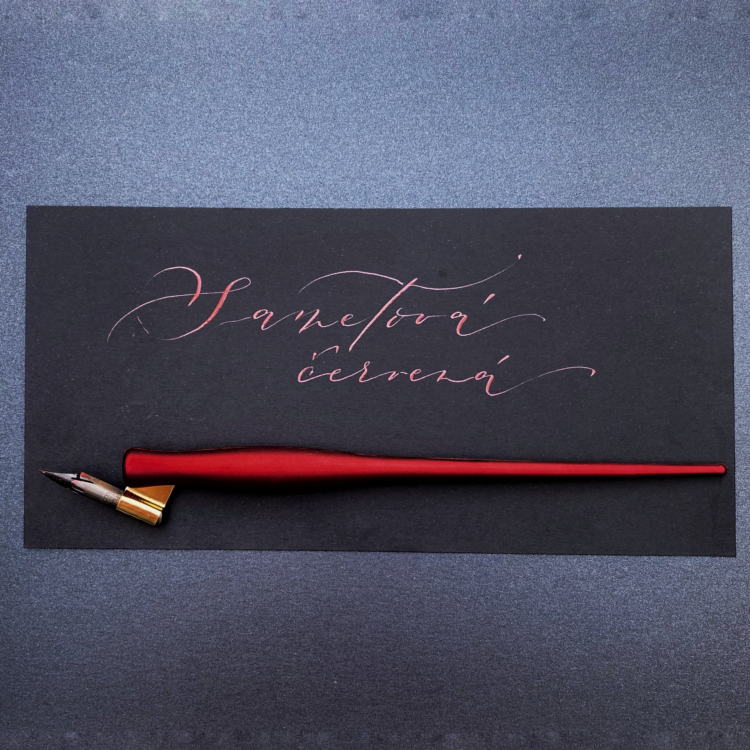 Kaligrafická násadka Oblique, matná červená- plastová Ely