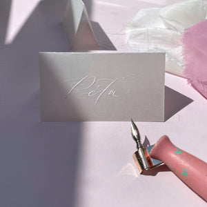 Jmenovky na stůl – poloprůhledný papír, 325 g/m² | styl kartička a stříška Arjowiggins Creative Papers