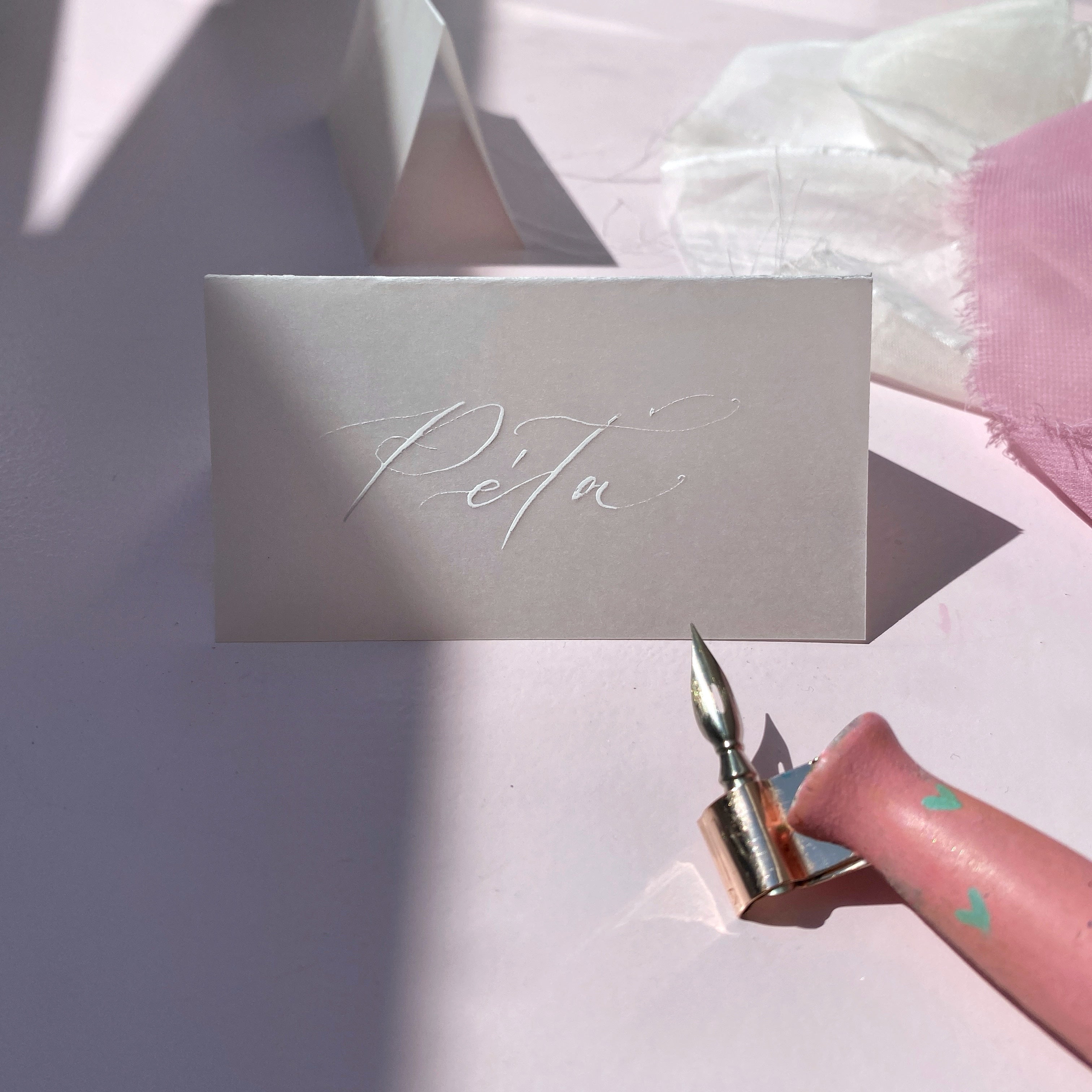 Jmenovky na stůl – poloprůhledný papír, 325 g/m² | styl kartička a stříška Arjowiggins Creative Papers