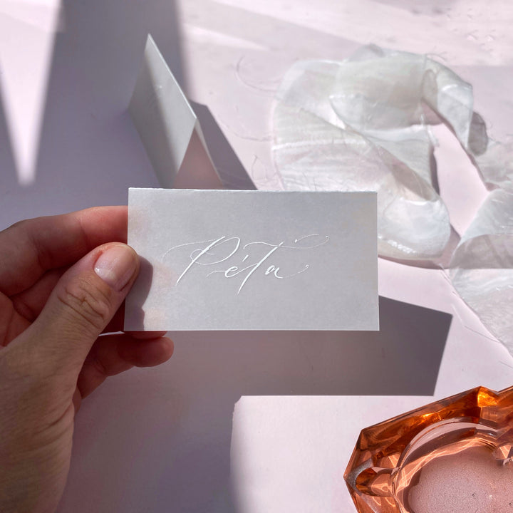 Jmenovky na stůl – poloprůhledný papír, 325 g/m² | styl kartička a stříška Arjowiggins Creative Papers