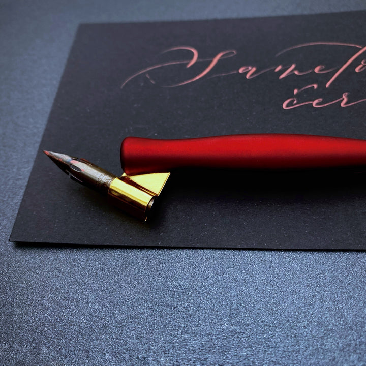 Kaligrafická násadka Oblique, matná červená- plastová Ely