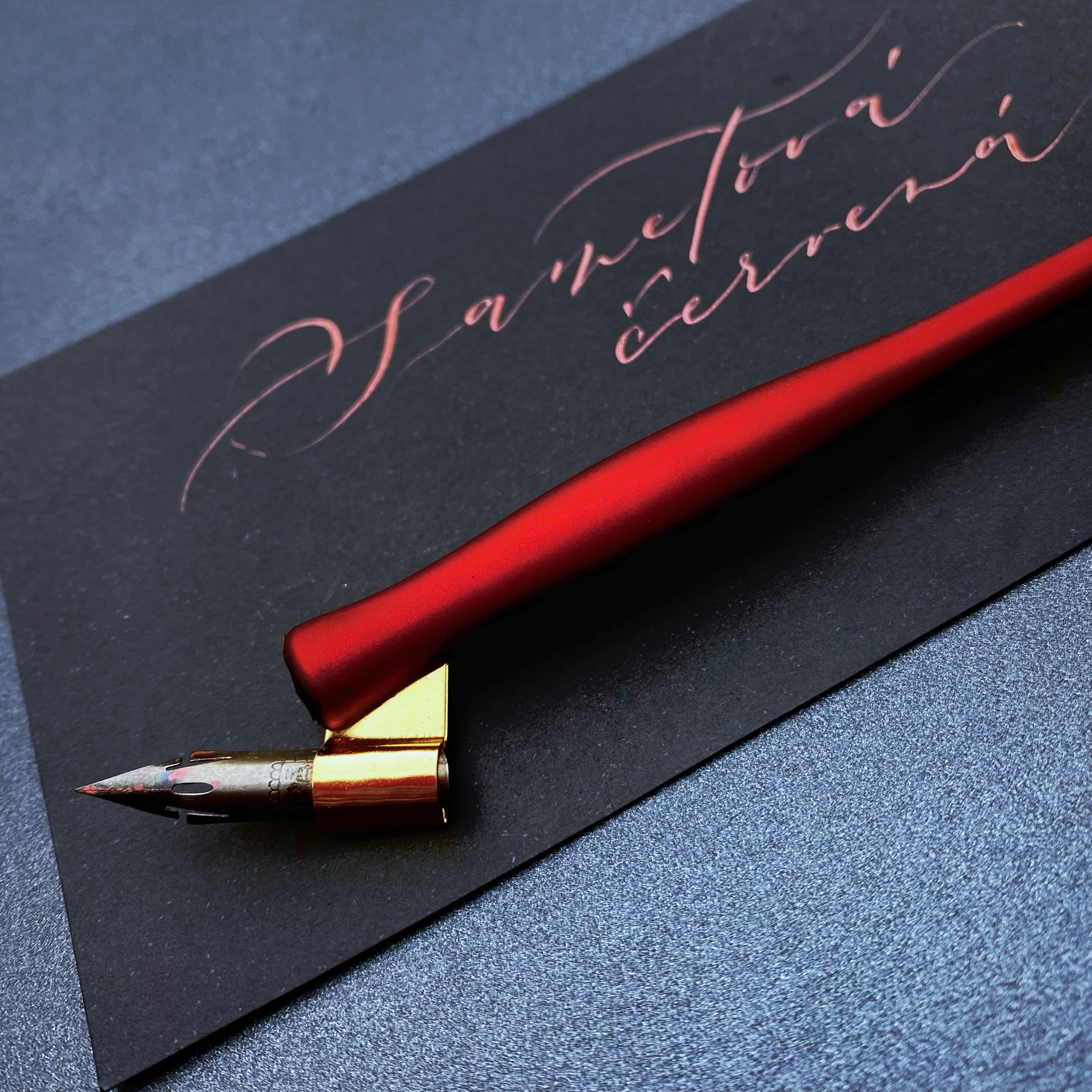 Kaligrafická násadka Oblique, matná červená- plastová Ely