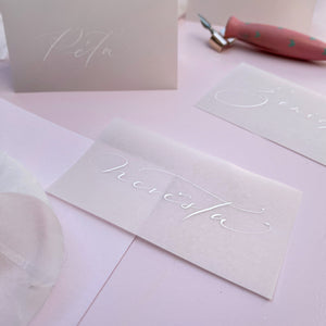 Jmenovky na stůl – poloprůhledný papír, 325 g/m² | styl kartička a stříška Arjowiggins Creative Papers