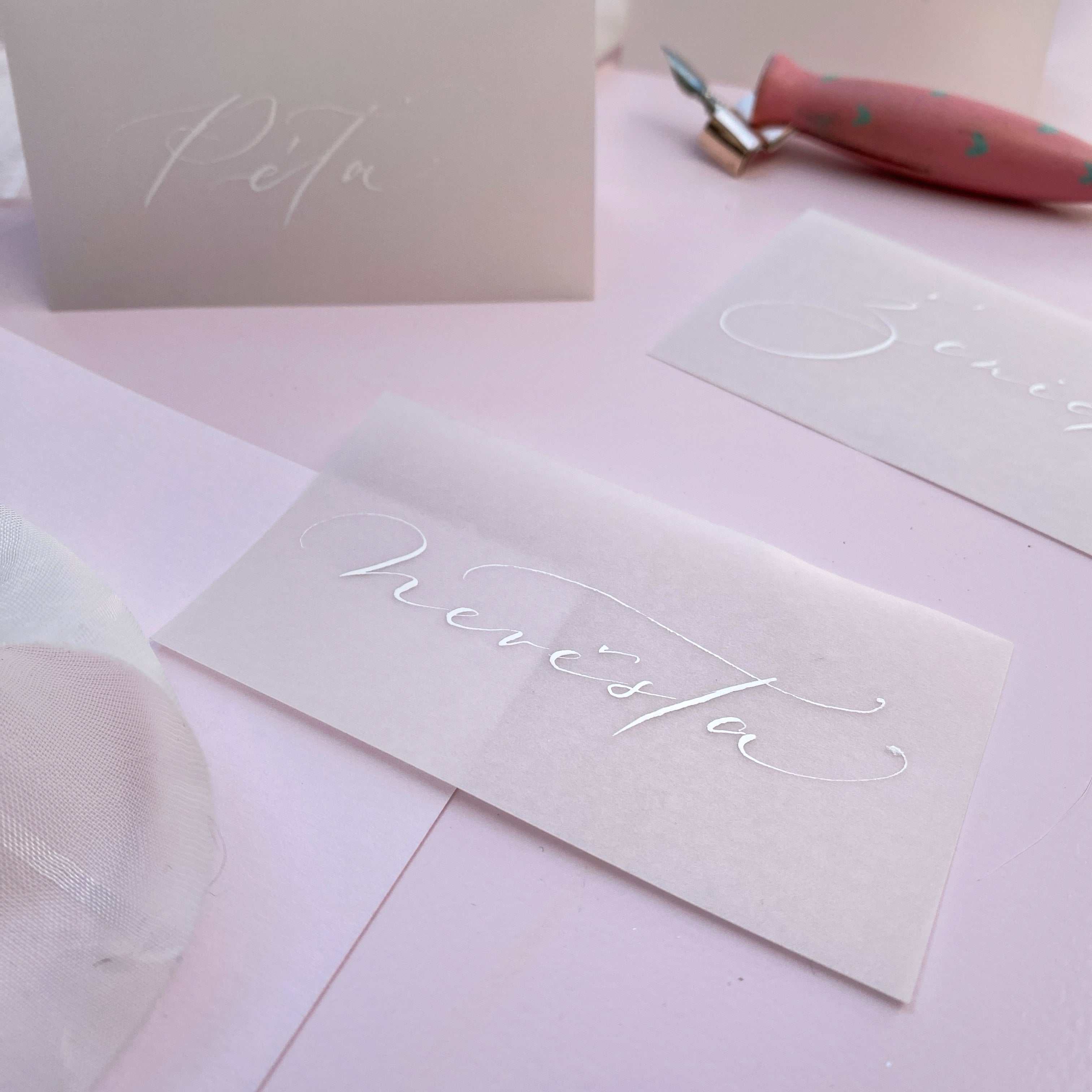 Jmenovky na stůl – poloprůhledný papír, 325 g/m² | styl kartička a stříška Arjowiggins Creative Papers
