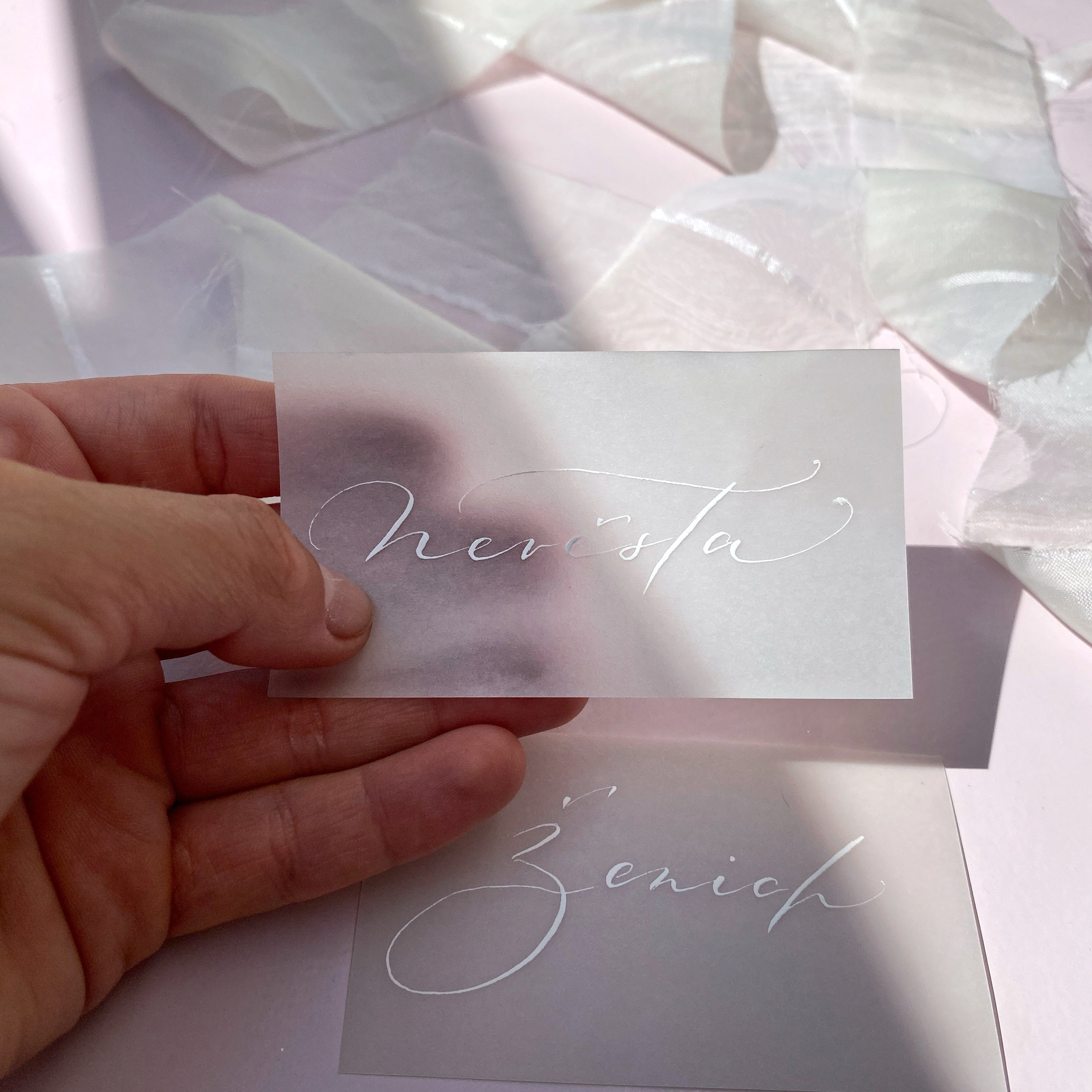 Jmenovky na stůl – poloprůhledný papír, 325 g/m² | styl kartička a stříška Arjowiggins Creative Papers