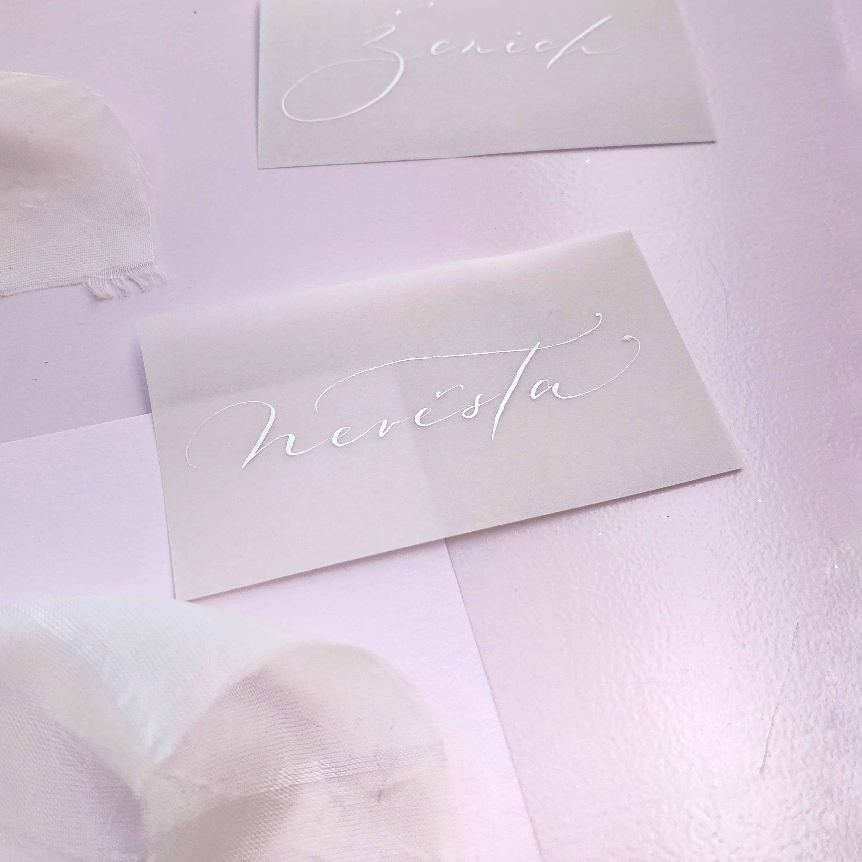 Jmenovky na stůl – poloprůhledný papír, 325 g/m² | styl kartička a stříška Arjowiggins Creative Papers