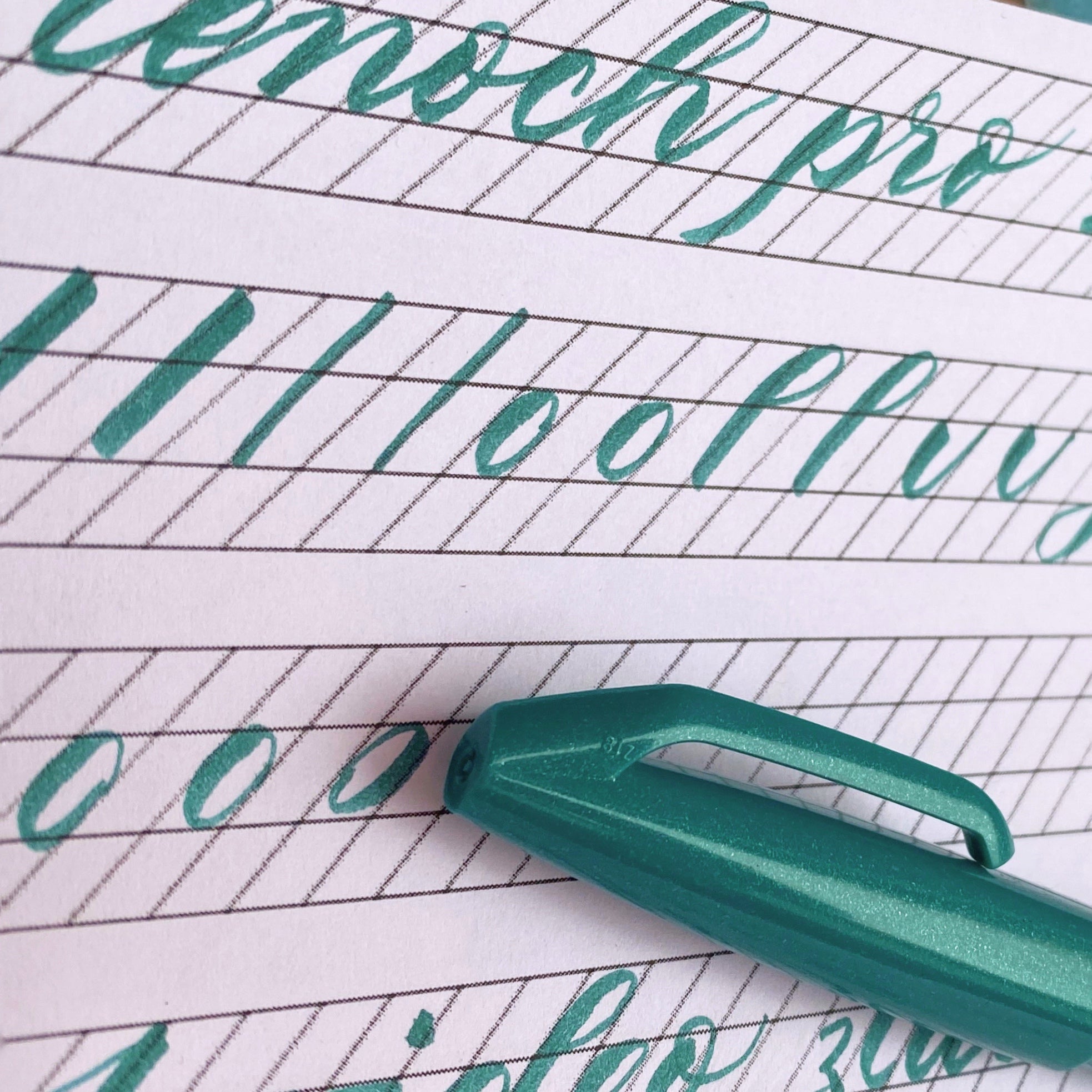 Brush Lettering šablona 2v1 pro malý brush pen (PDF) Ely