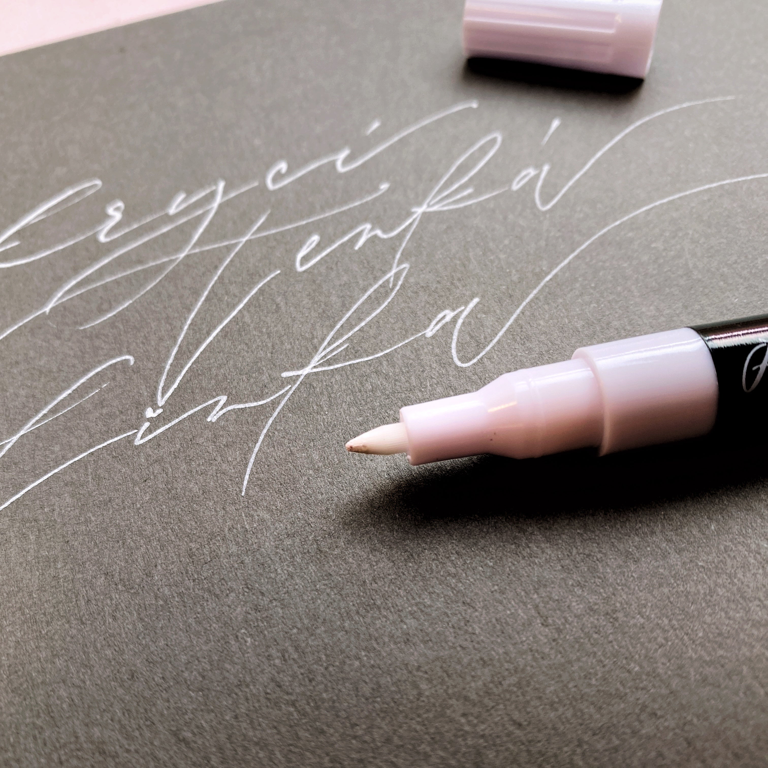 Artmagico – Akrylový popisovač s extra jemným hrotem 0,7 mm, bílá ArtMagico