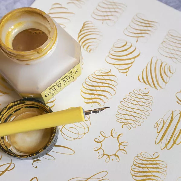 Kuretake Gold Mica Ink – zlatý inkoust s mica efektem, 60 ml Kuretake
